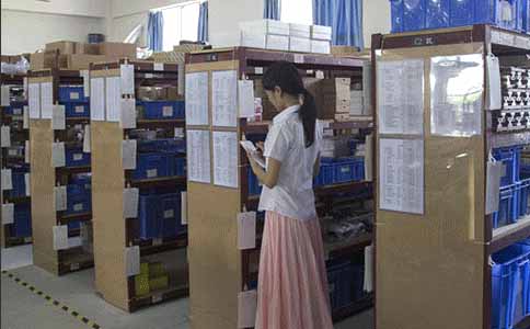 美女低著頭在干嘛？原來是在統計零件庫存啊