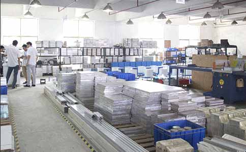 通發激光的工程師們偶爾也會離開他們的機器，大家一起研究機器